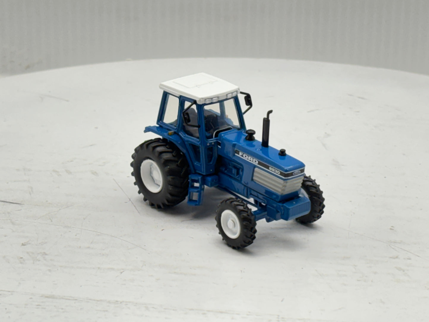 1/64 Ford 8830 2wd