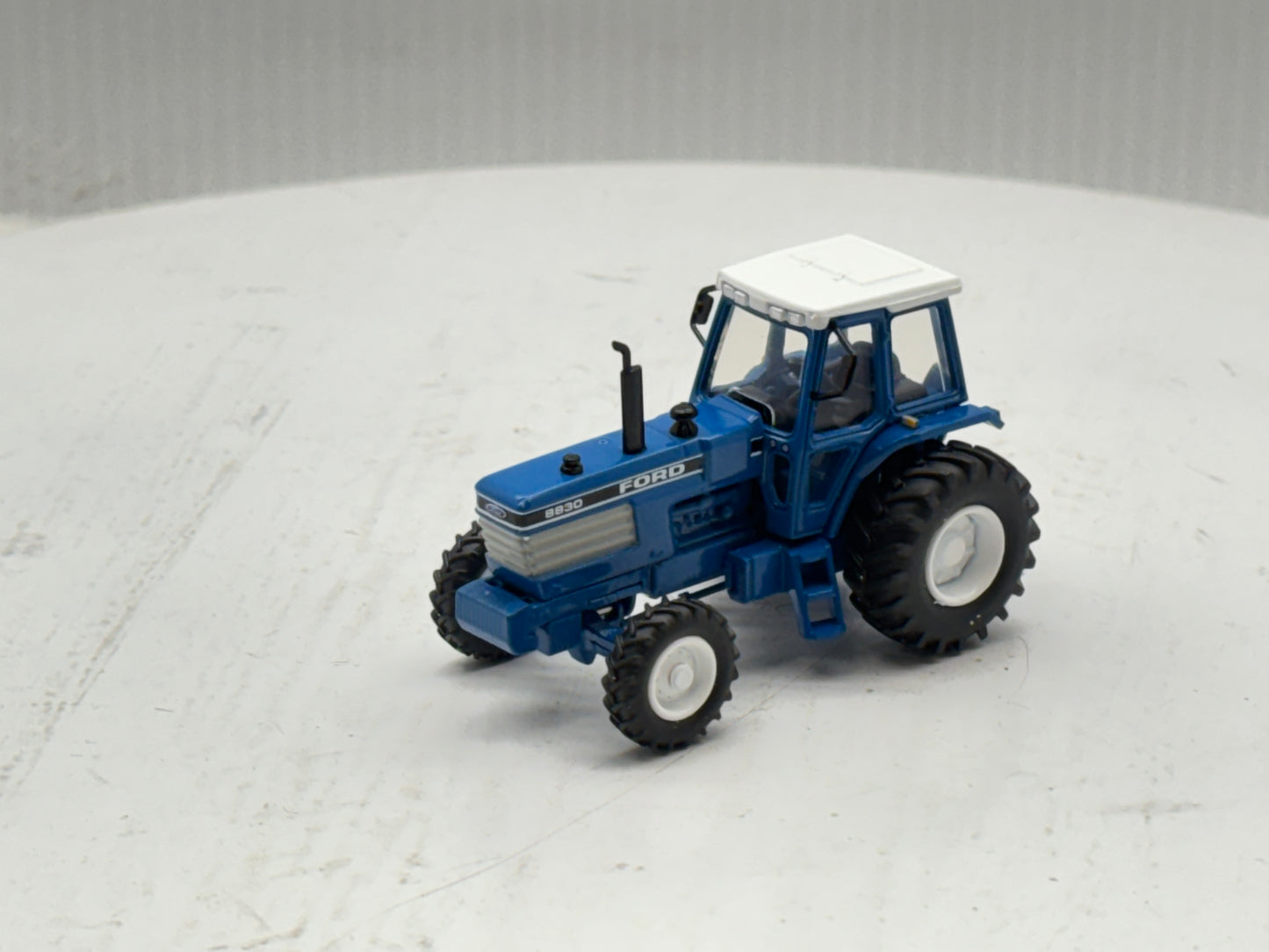 1/64 Ford 8830 2wd