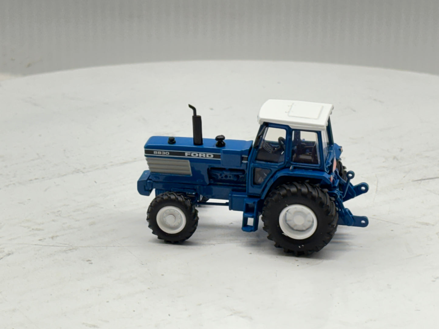 1/64 Ford 8830 2wd