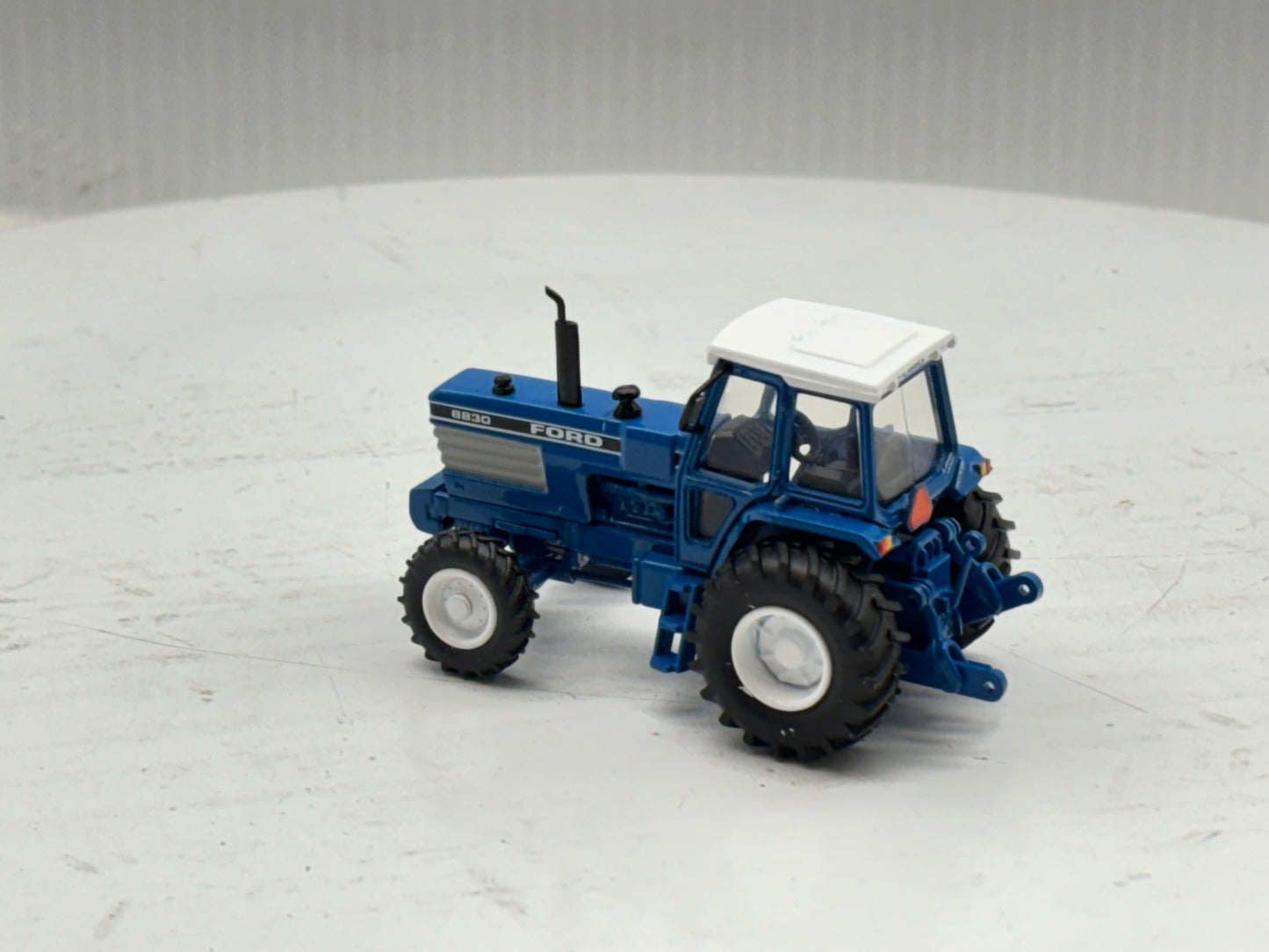 1/64 Ford 8830 2wd