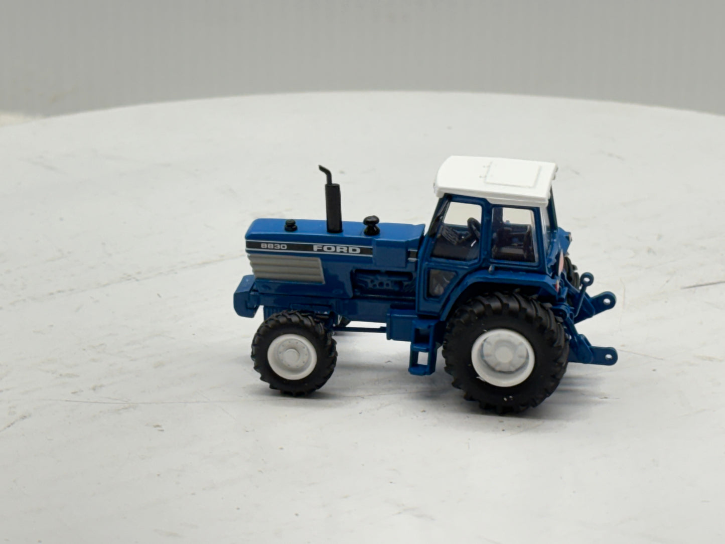 1/64 Ford 8830 2wd