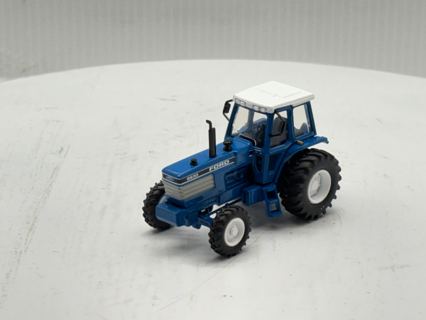 1/64 Ford 8830 2wd