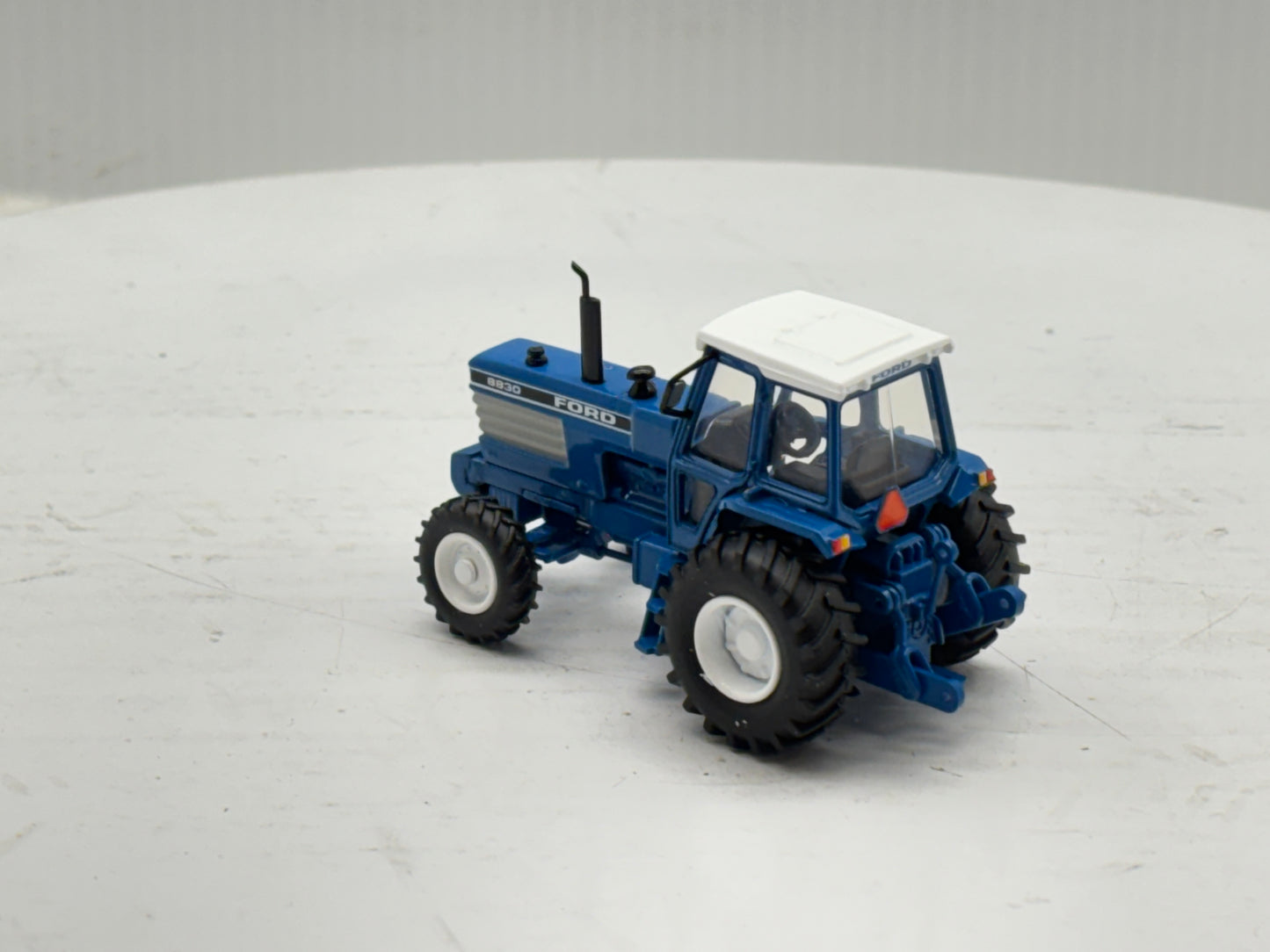 1/64 Ford 8830 2wd