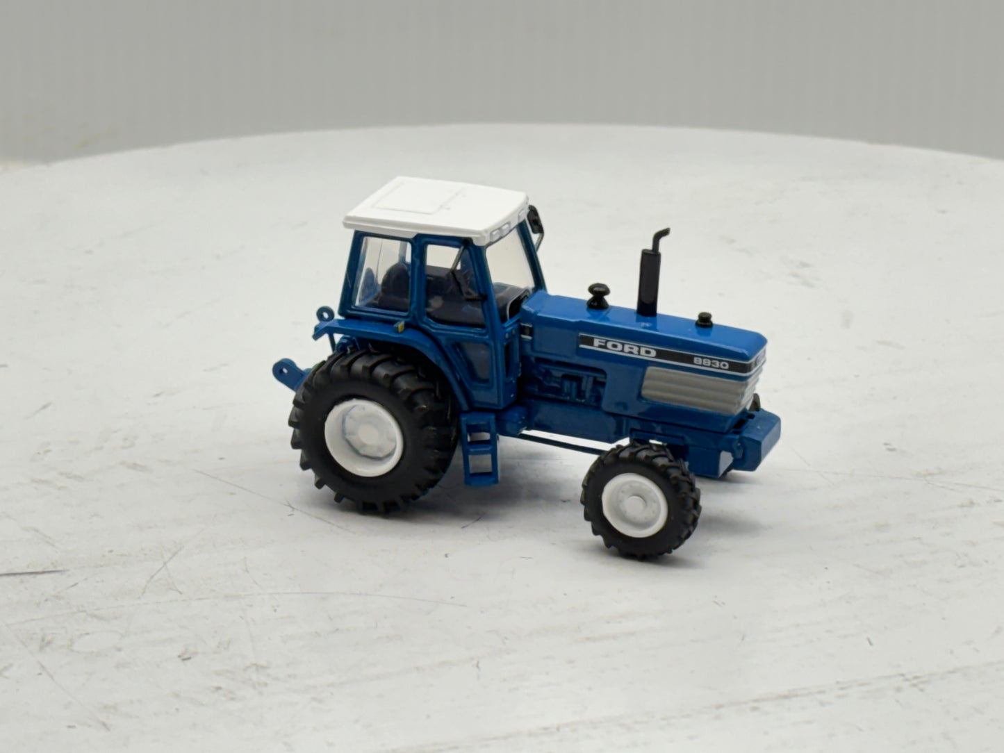 1/64 Ford 8830 2wd