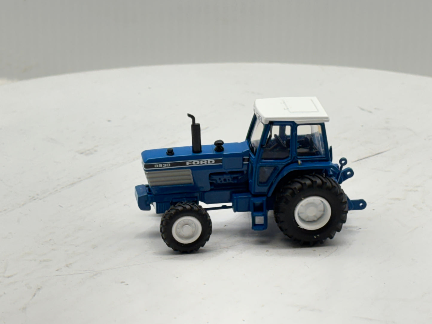 1/64 Ford 8830 2wd