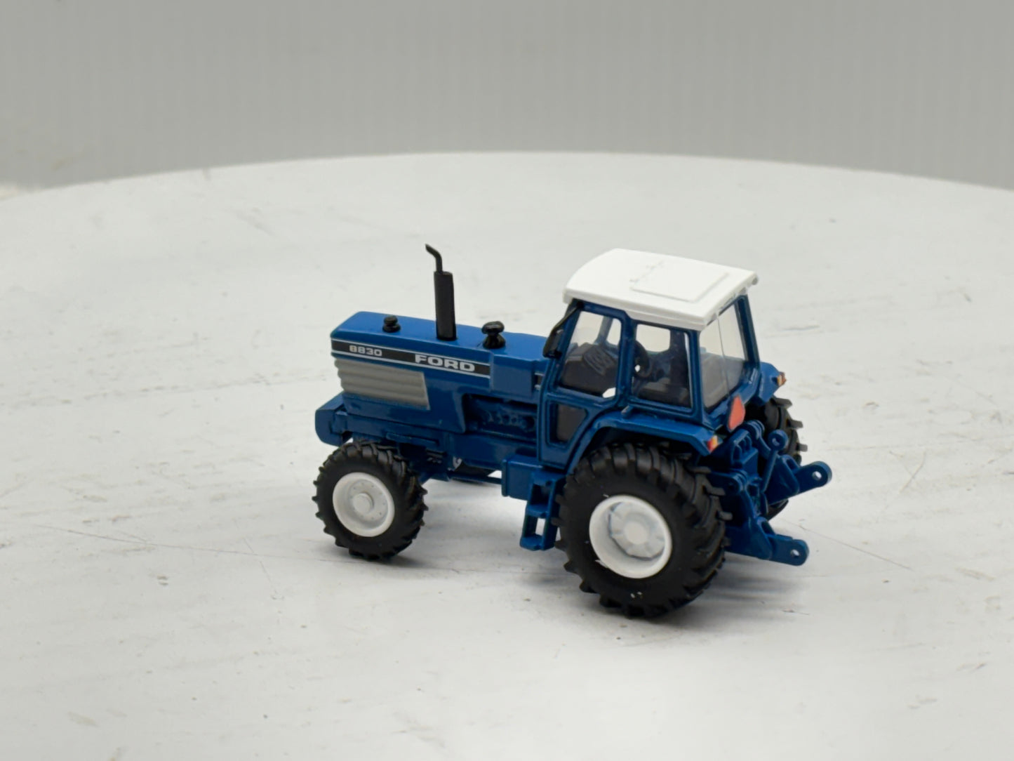 1/64 Ford 8830 2wd