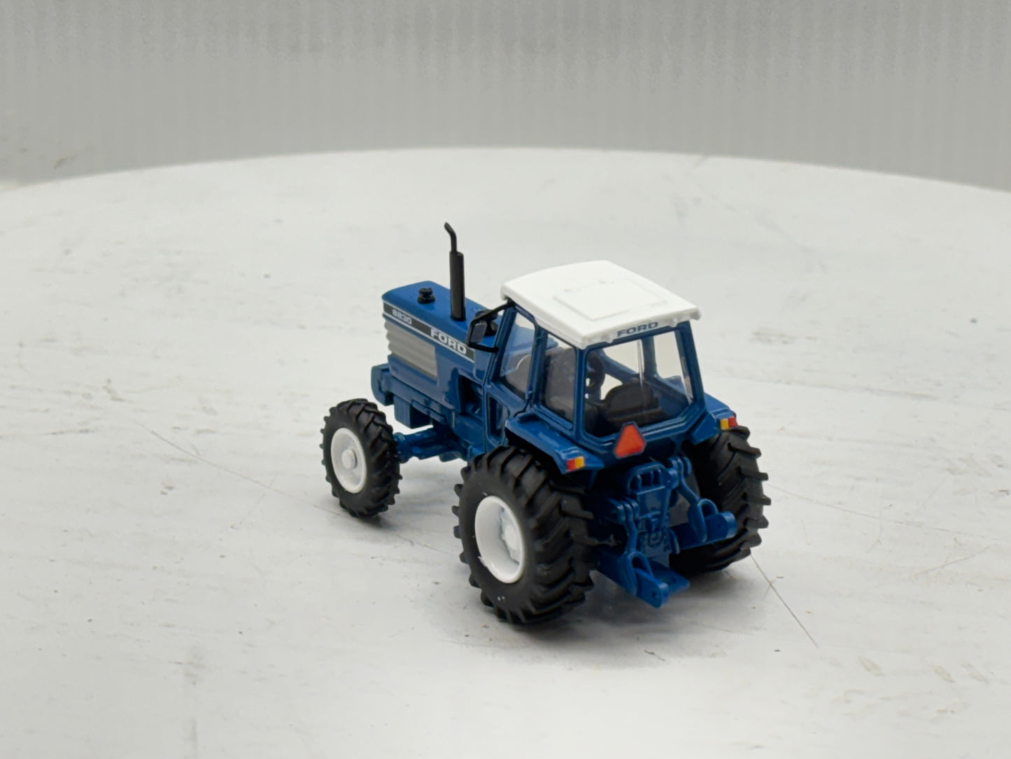 1/64 Ford 8830 2wd