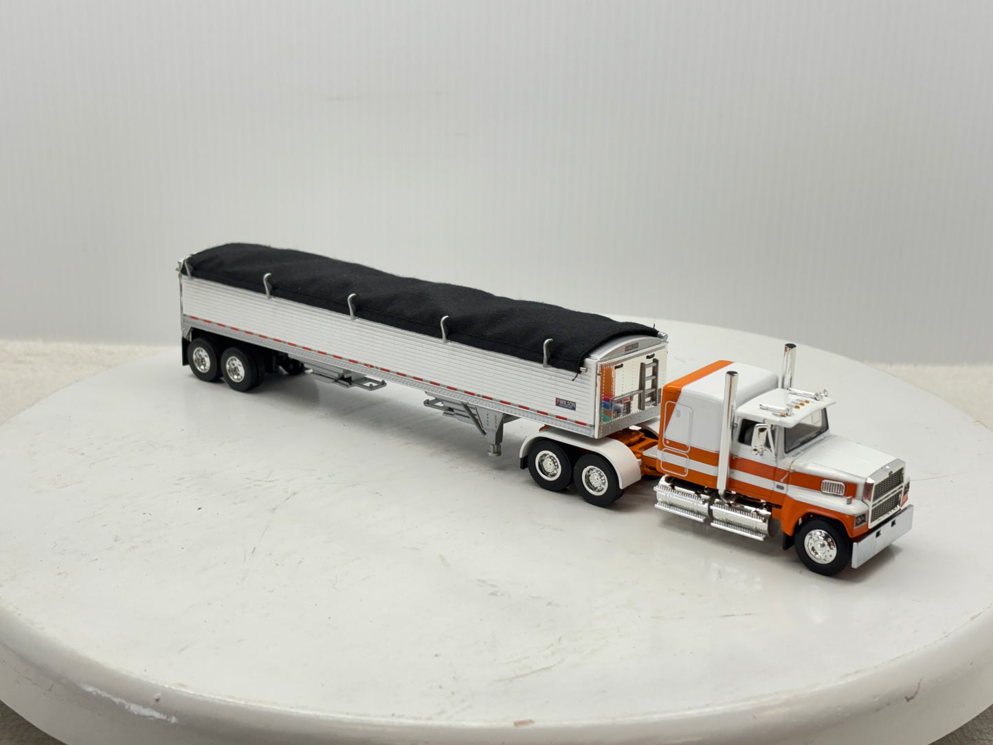 1/64 Ford LTL - 9000