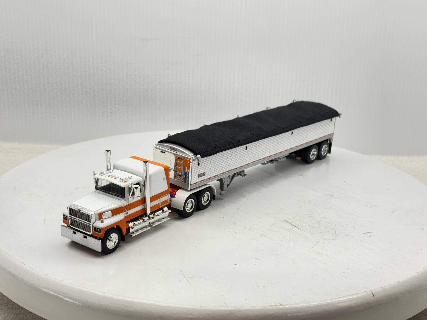 1/64 Ford LTL - 9000