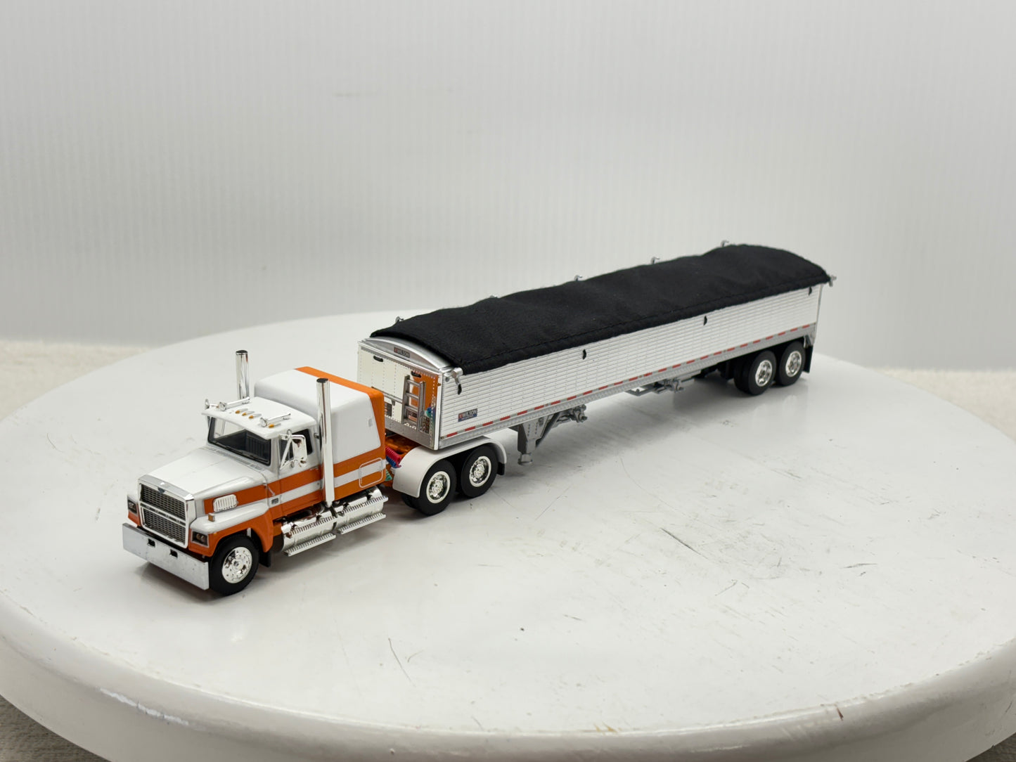 1/64 Ford LTL - 9000