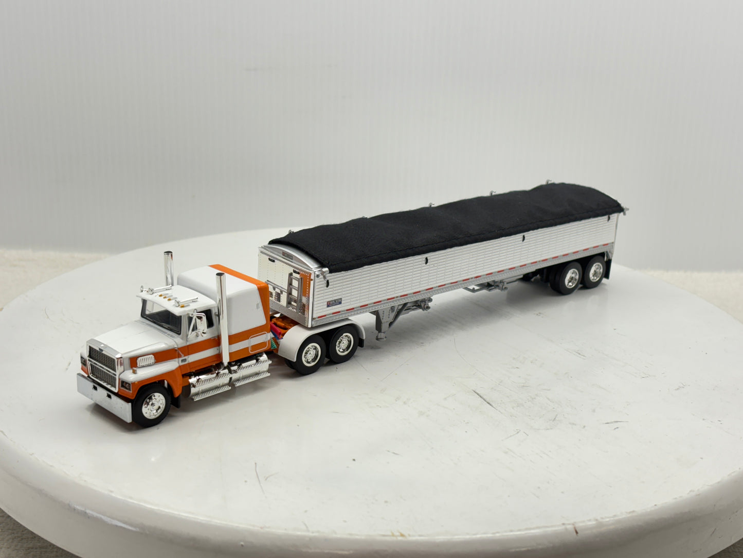 1/64 Ford LTL - 9000