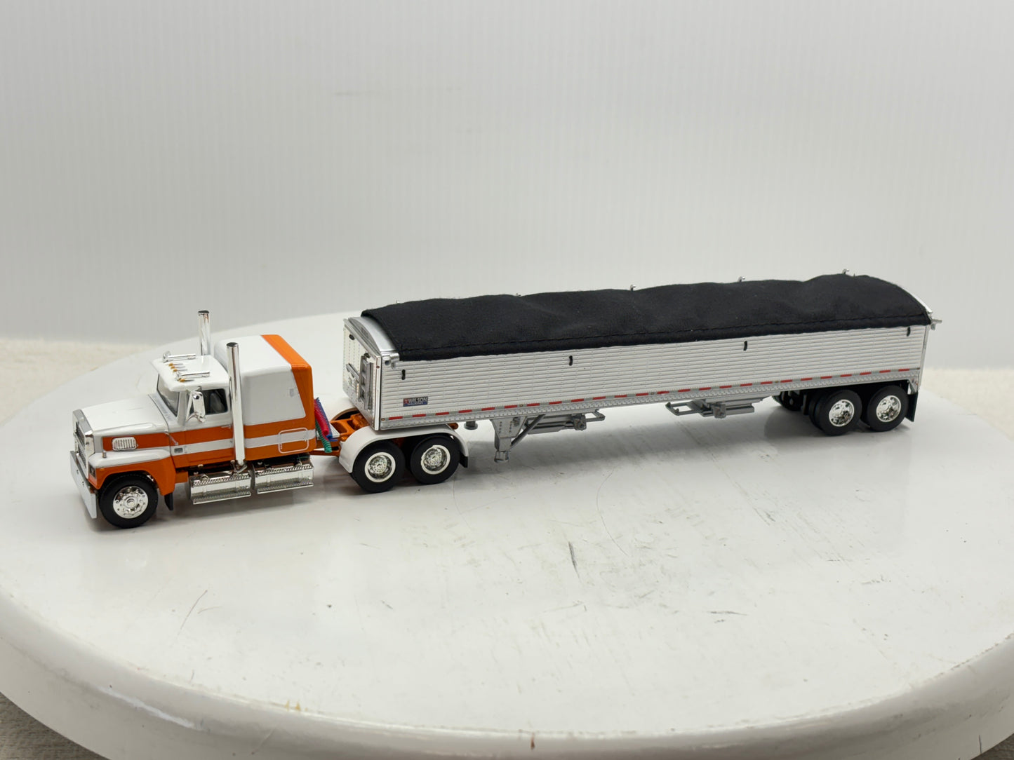 1/64 Ford LTL - 9000