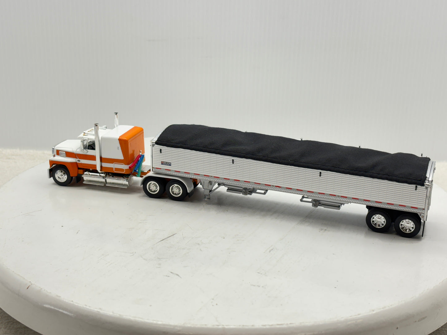 1/64 Ford LTL - 9000