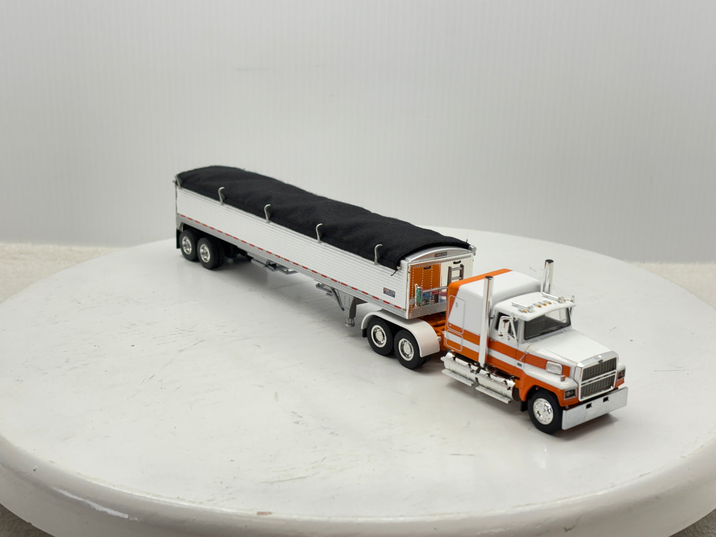 1/64 Ford LTL - 9000