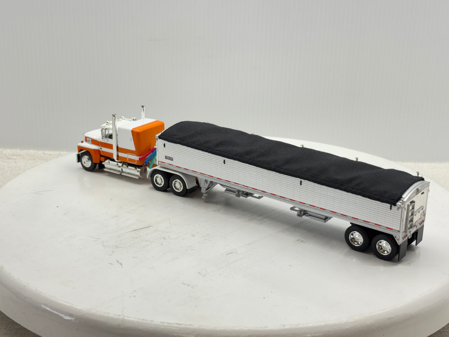 1/64 Ford LTL - 9000