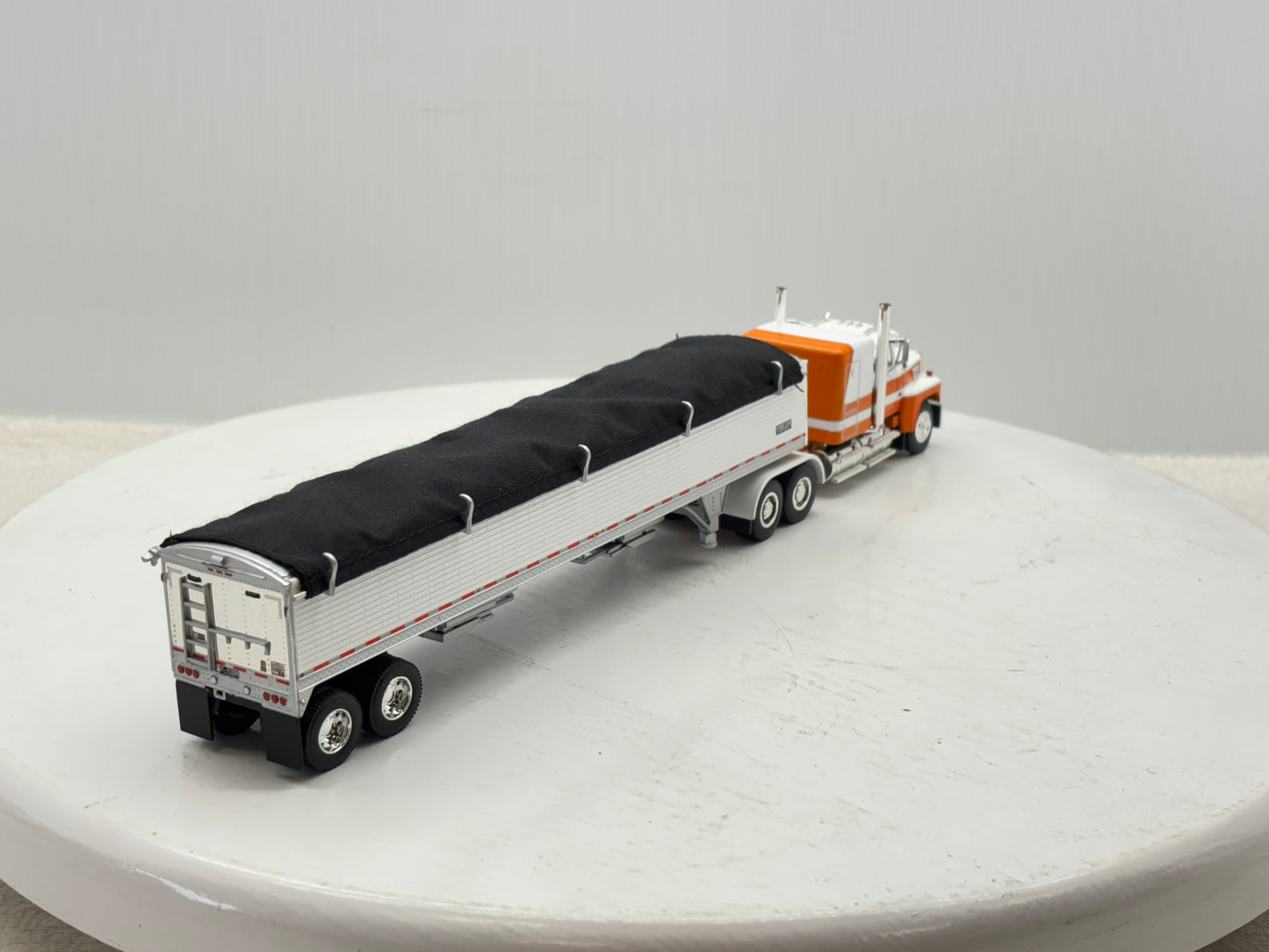 1/64 Ford LTL - 9000