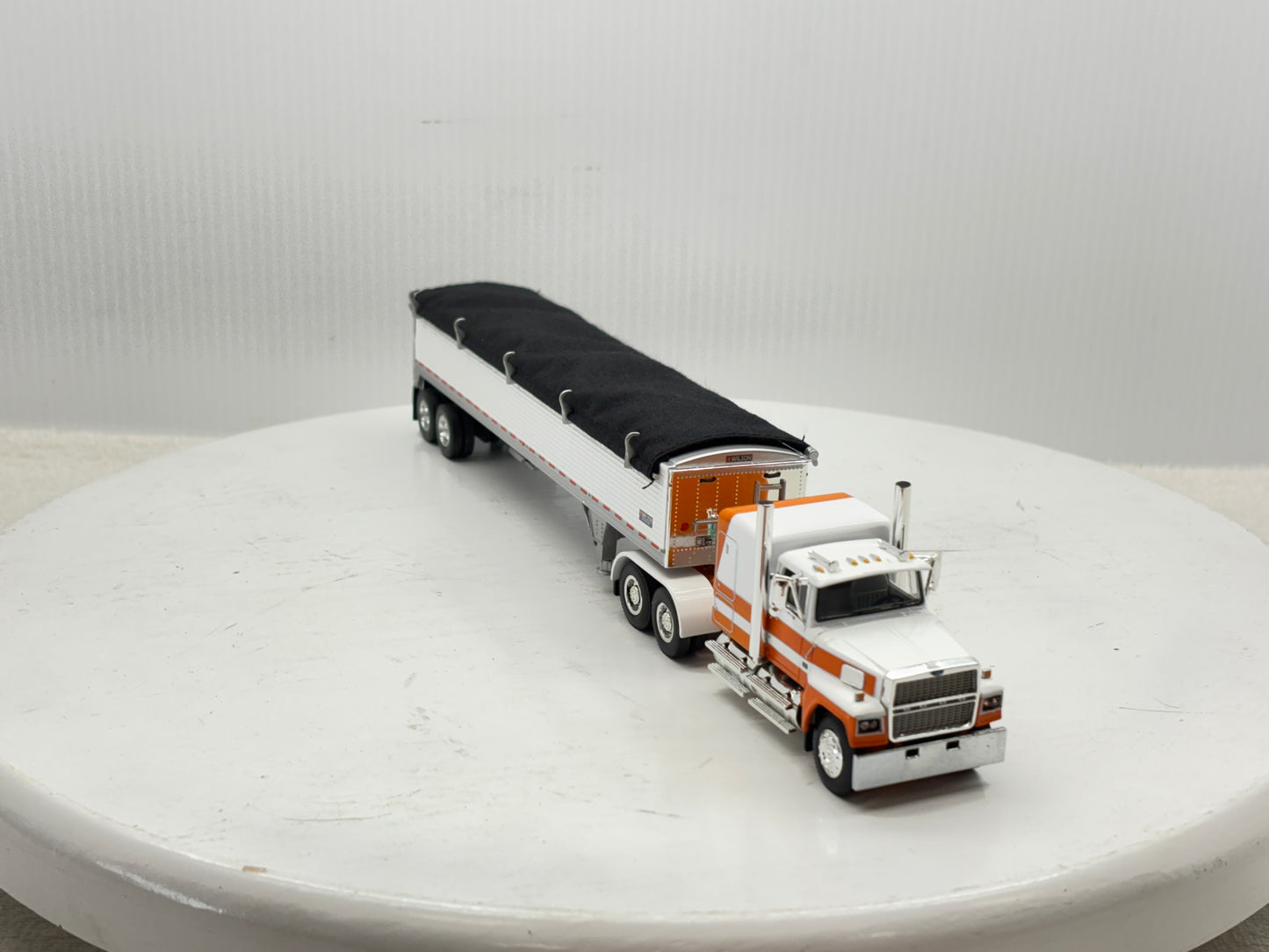 1/64 Ford LTL - 9000