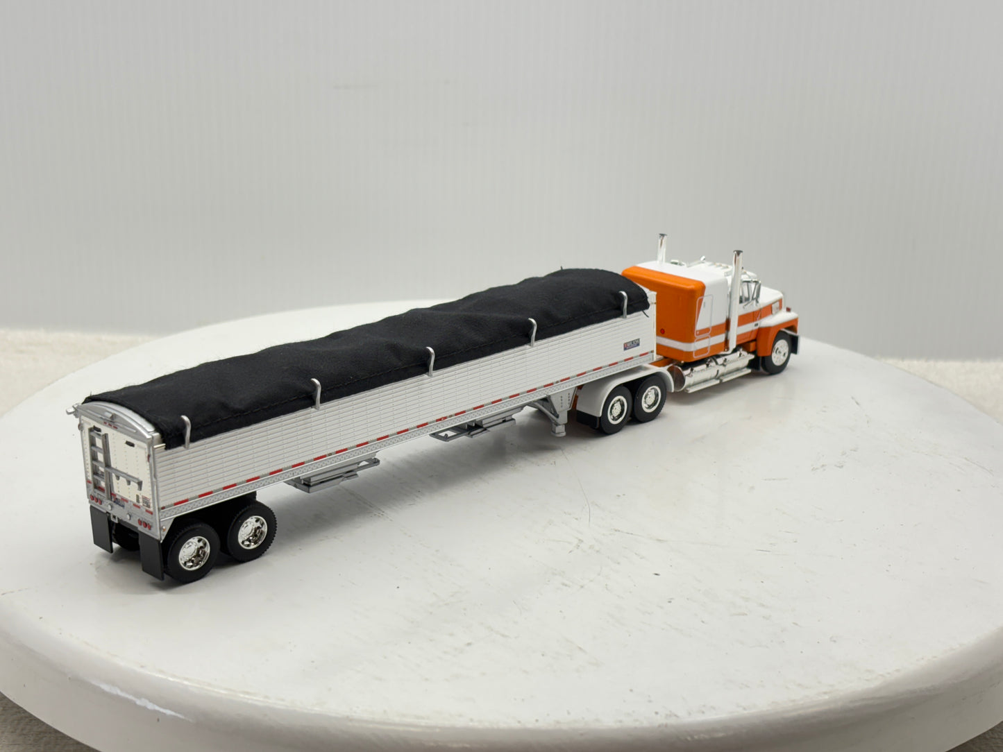 1/64 Ford LTL - 9000