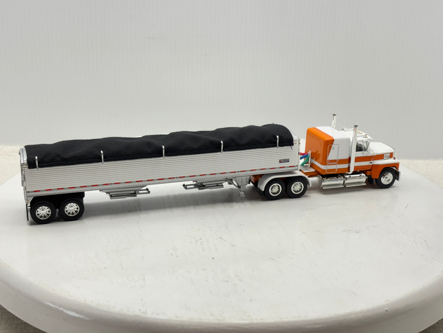 1/64 Ford LTL - 9000
