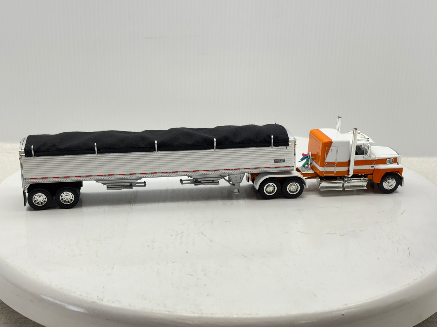 1/64 Ford LTL - 9000
