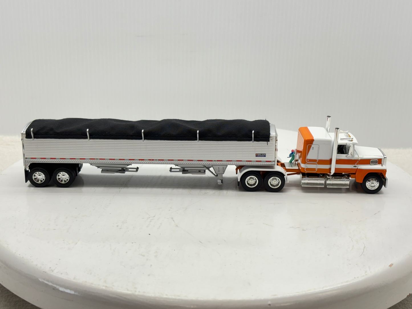 1/64 Ford LTL - 9000