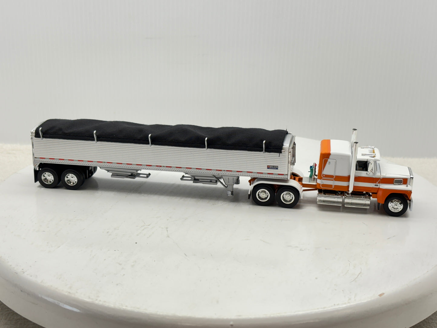 1/64 Ford LTL - 9000
