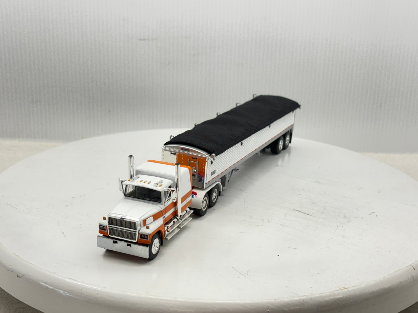 1/64 Ford LTL - 9000