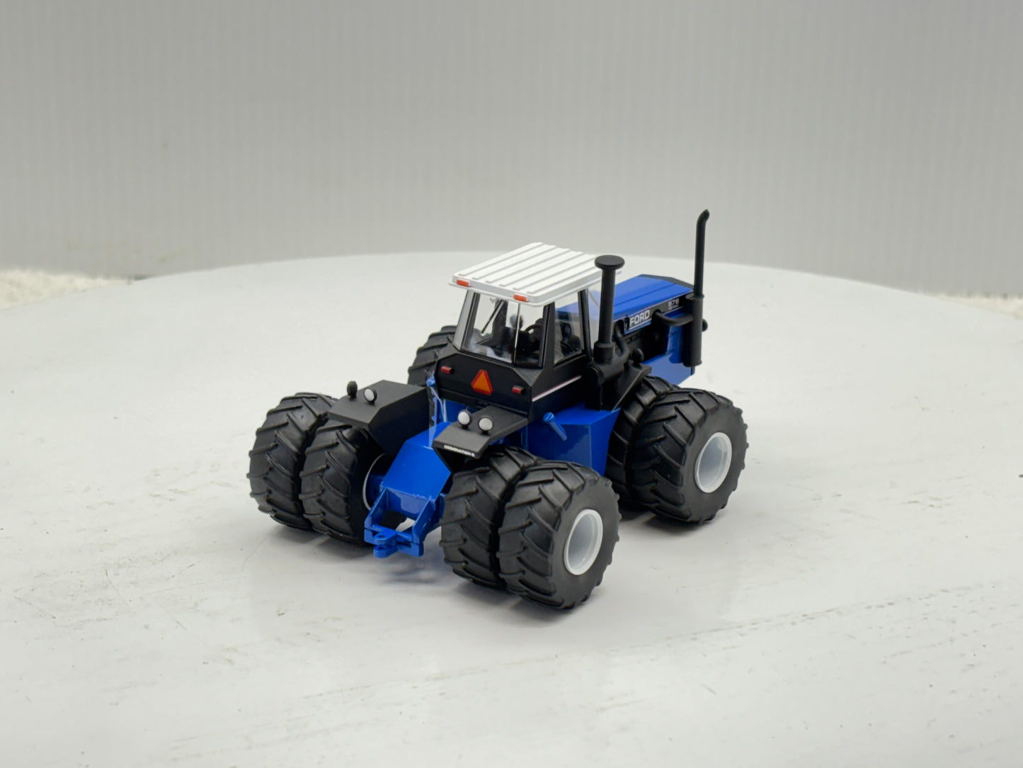 1/64 Ford Versatile 1156