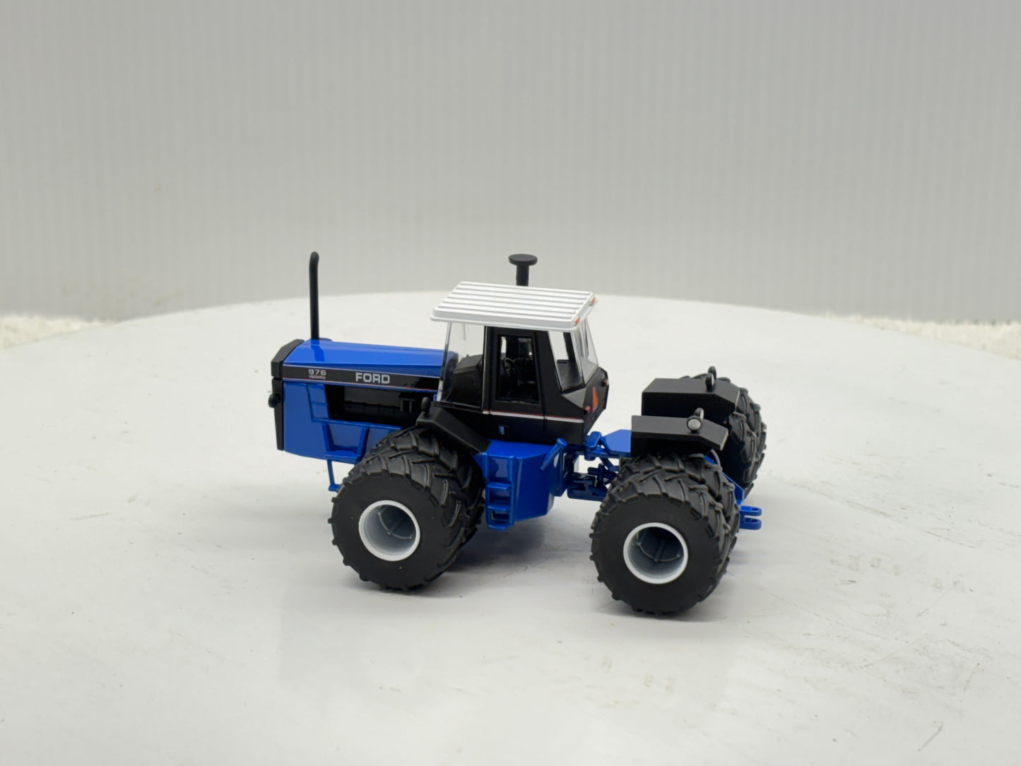 1/64 Ford Versatile 1156
