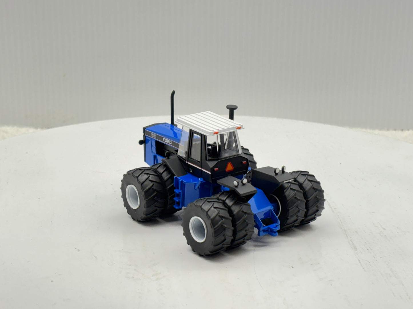 1/64 Ford Versatile 1156