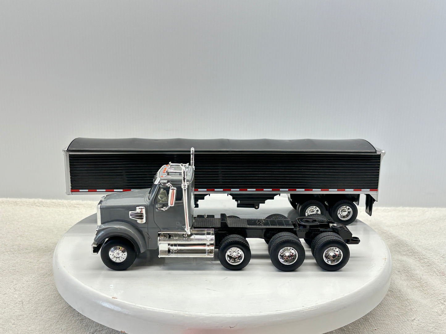 1/32 Freightliner 12250