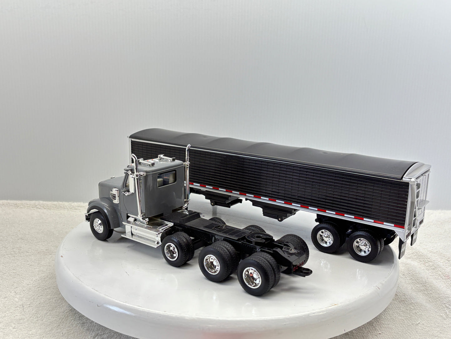 1/32 Freightliner 12250