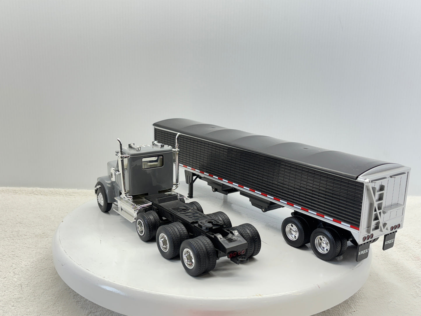 1/32 Freightliner 12250