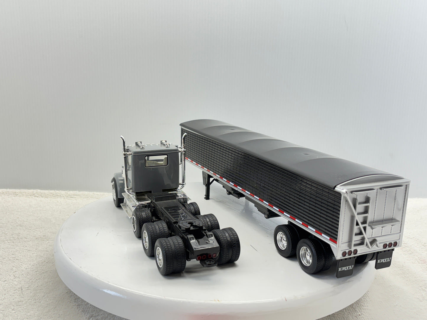 1/32 Freightliner 12250