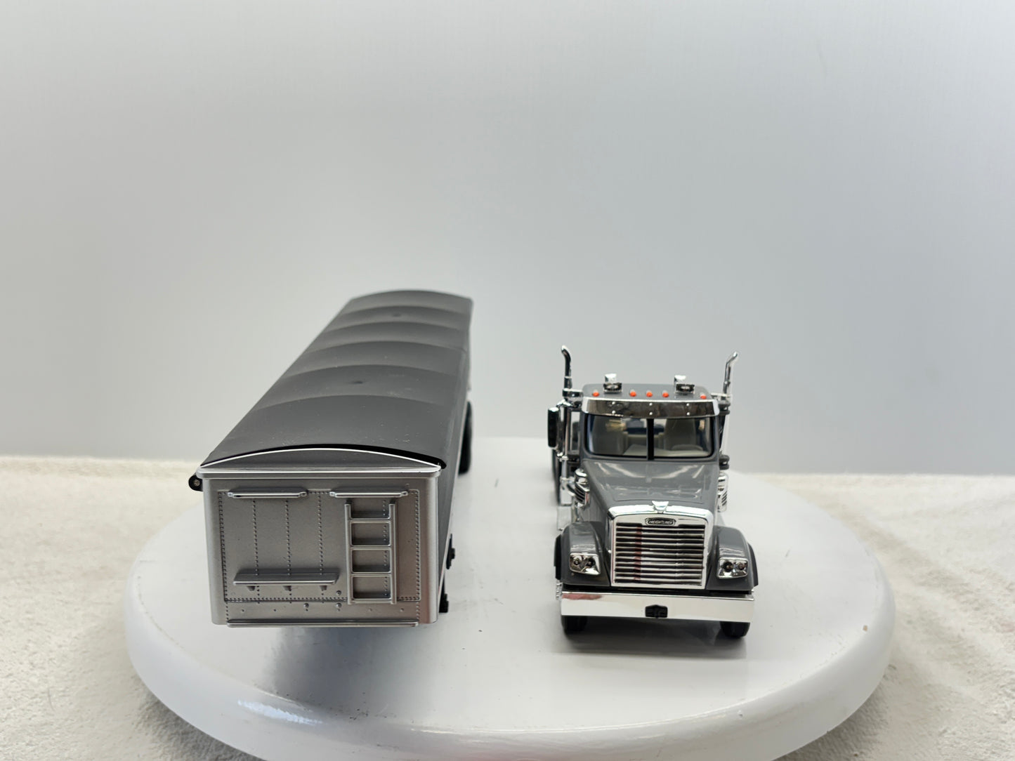 1/32 Freightliner 12250