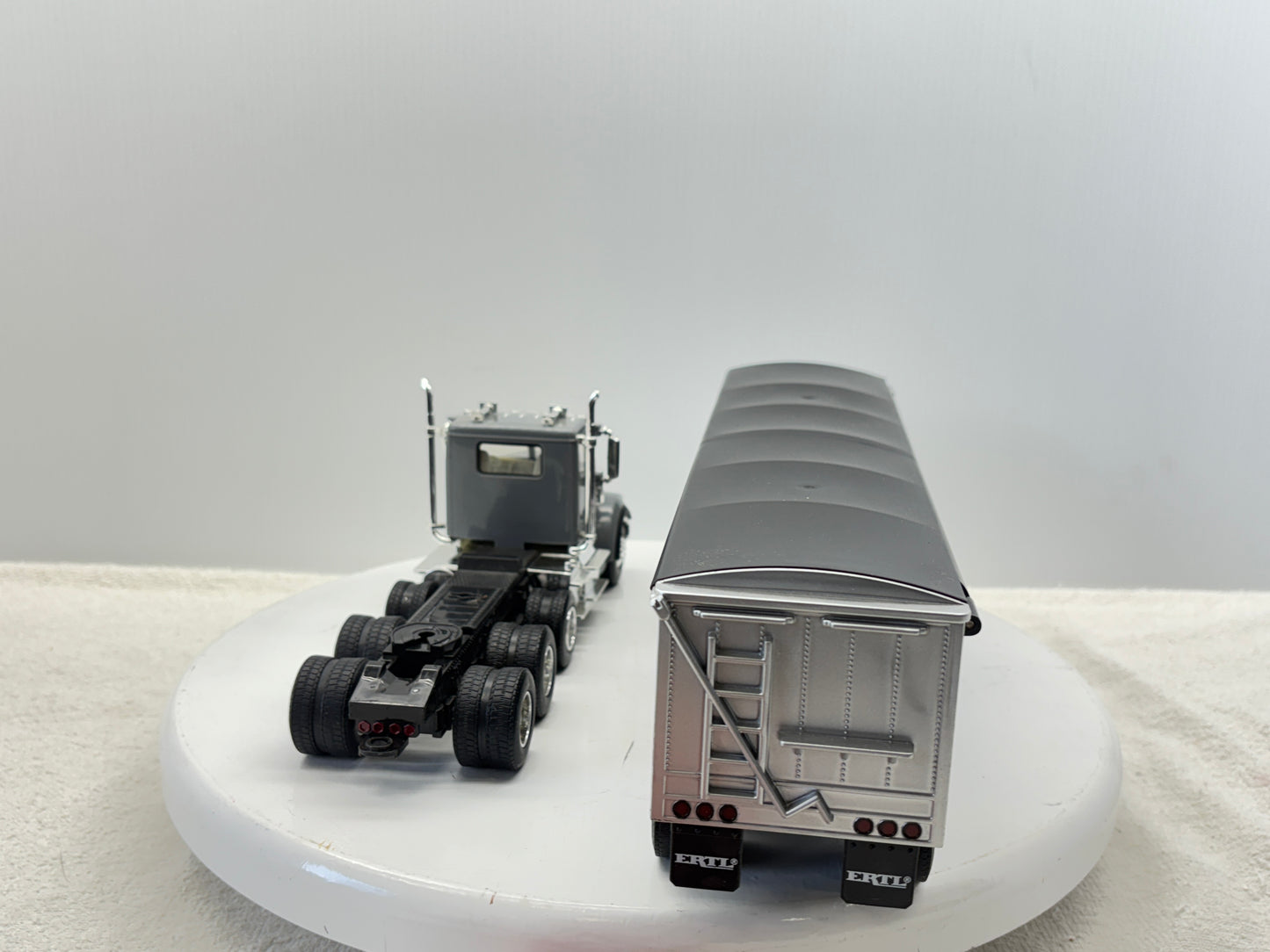 1/32 Freightliner 12250