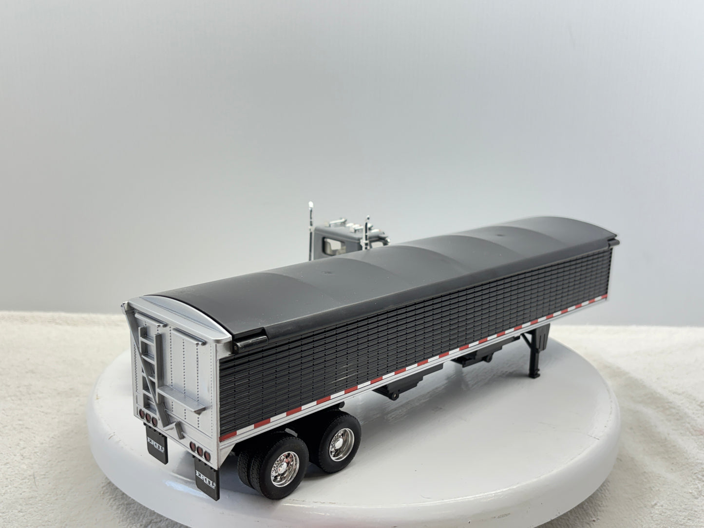 1/32 Freightliner 12250