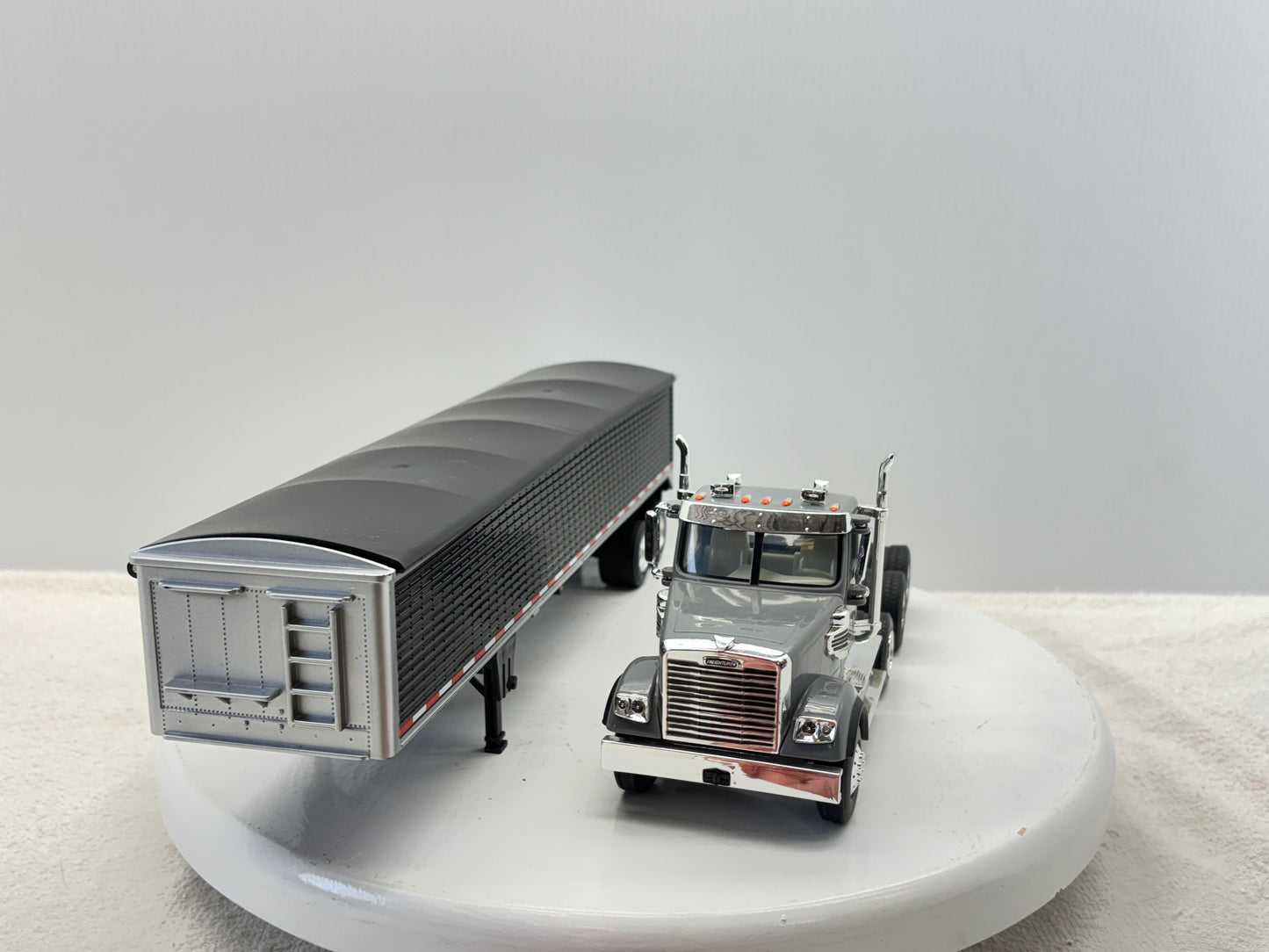 1/32 Freightliner 12250