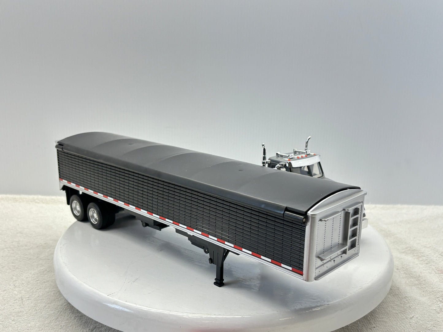 1/32 Freightliner 12250