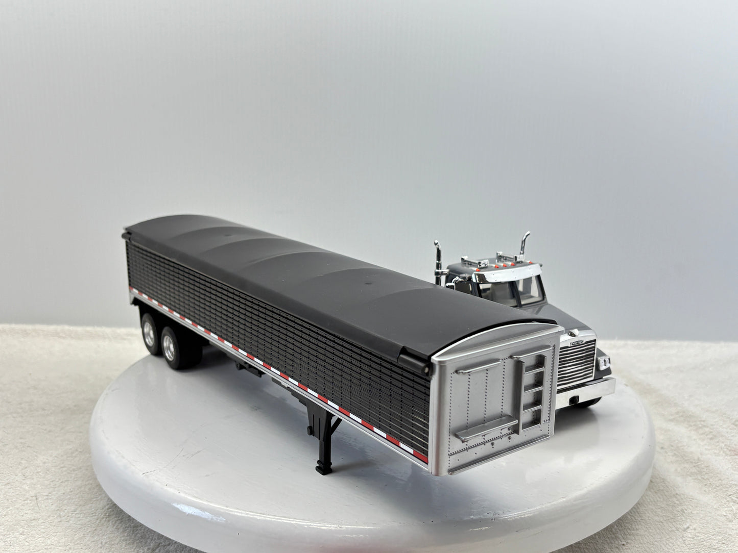 1/32 Freightliner 12250
