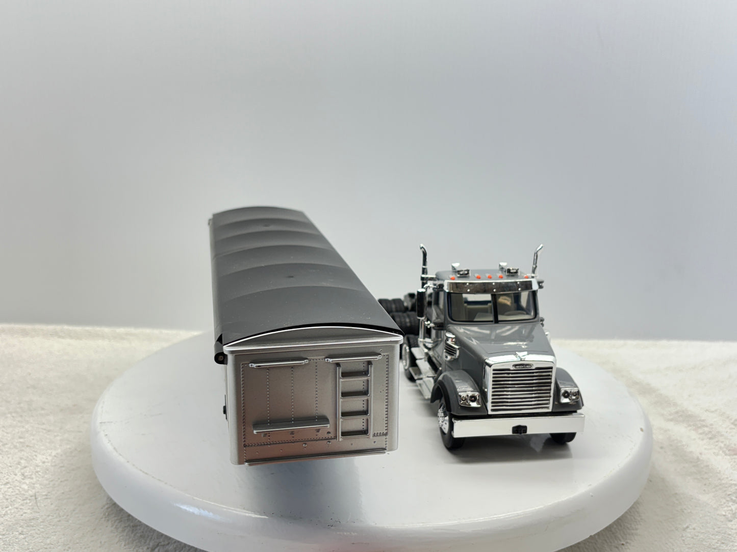 1/32 Freightliner 12250