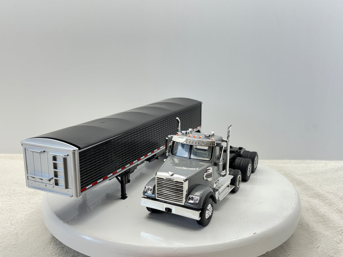 1/32 Freightliner 12250