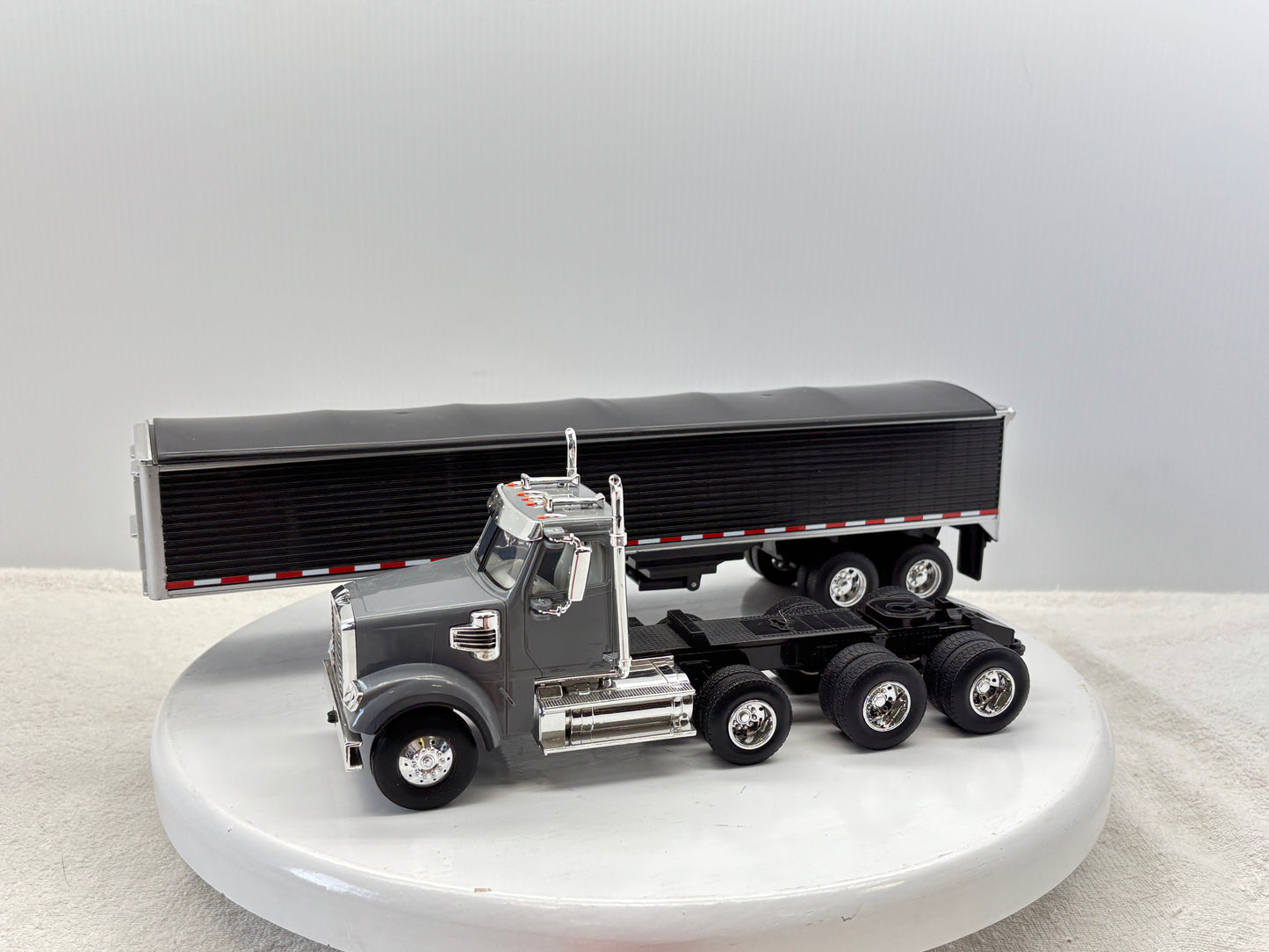 1/32 Freightliner 12250