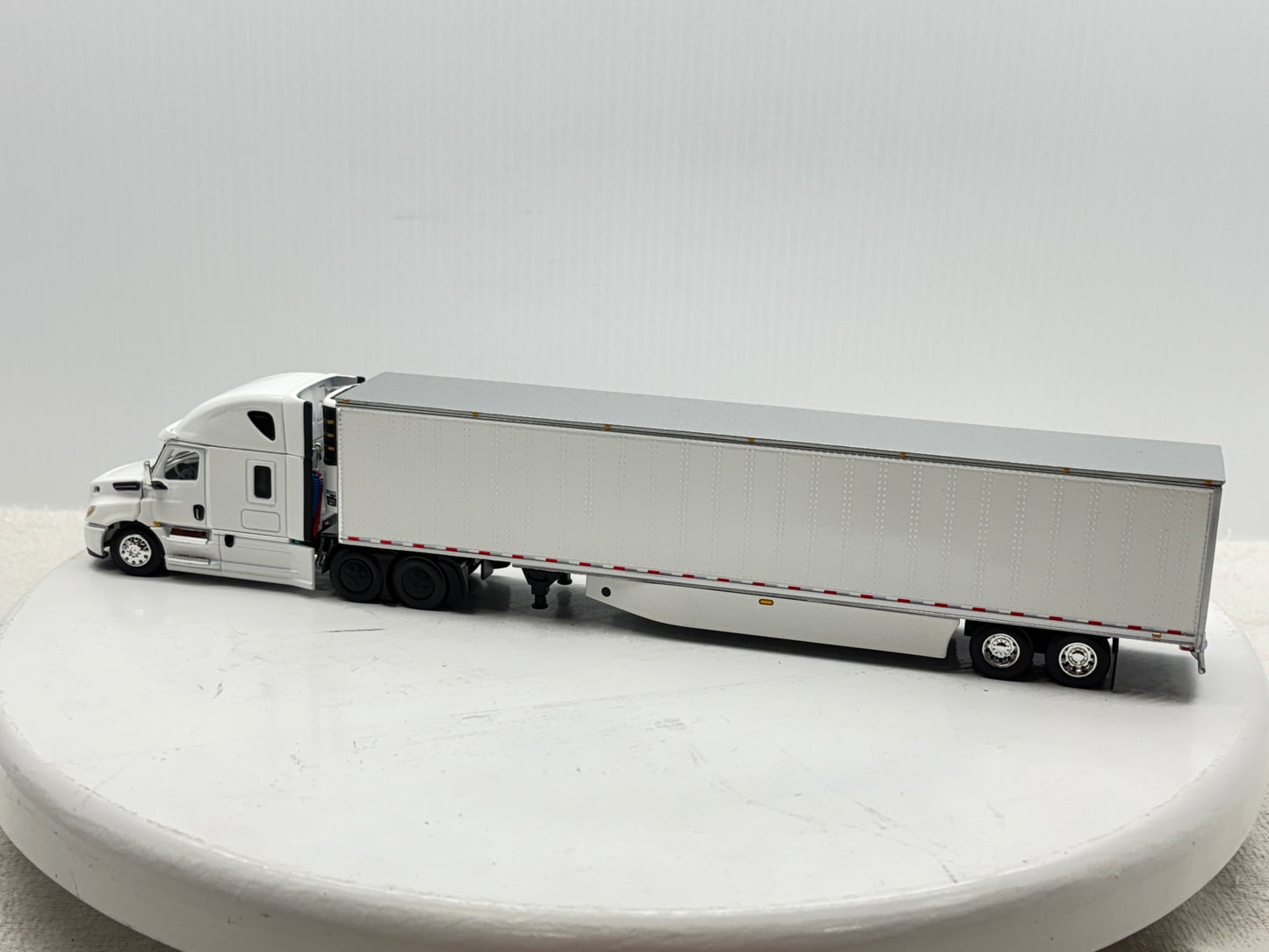 1/64 Freightliner Cascadia High Roof (White)