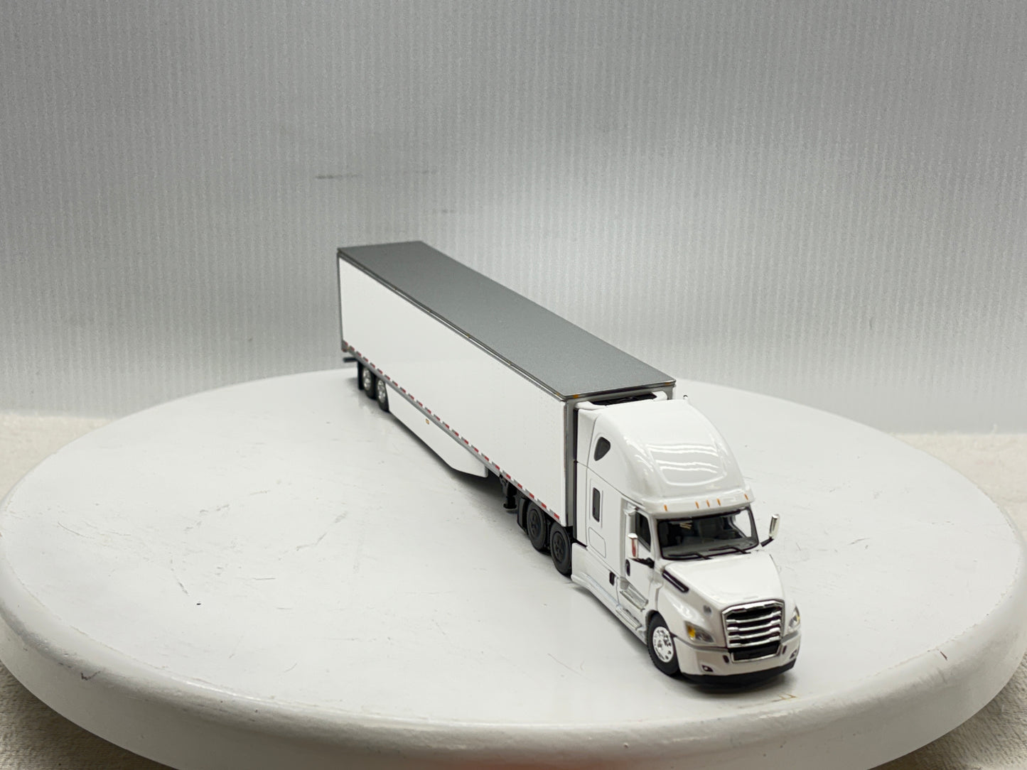 1/64 Freightliner Cascadia High Roof (White)