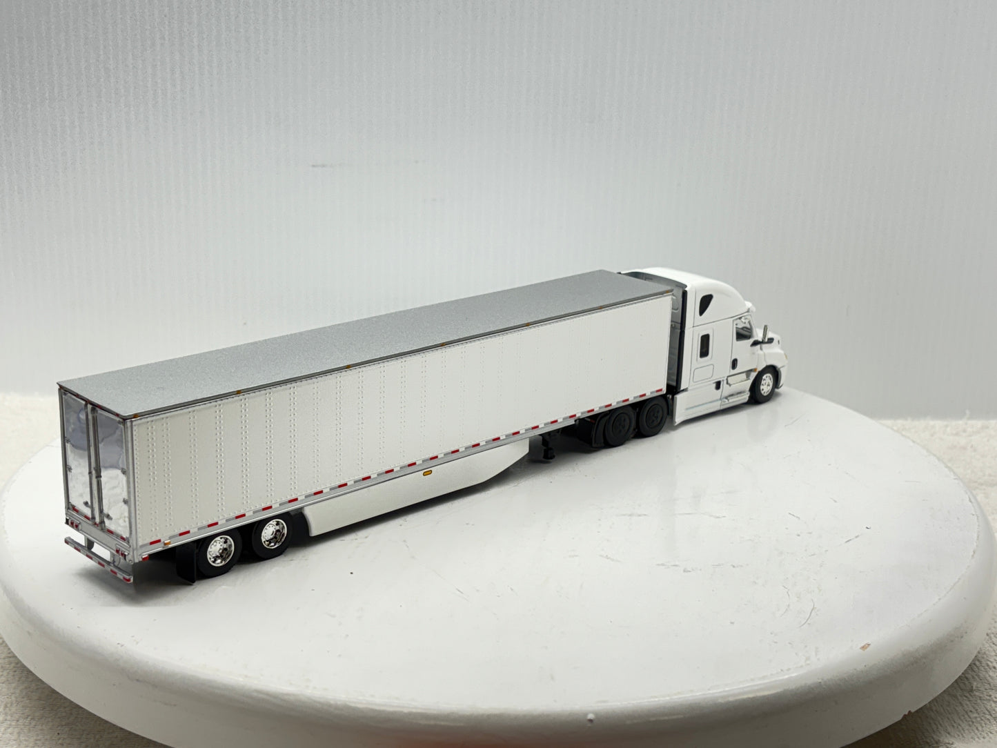 1/64 Freightliner Cascadia High Roof (White)