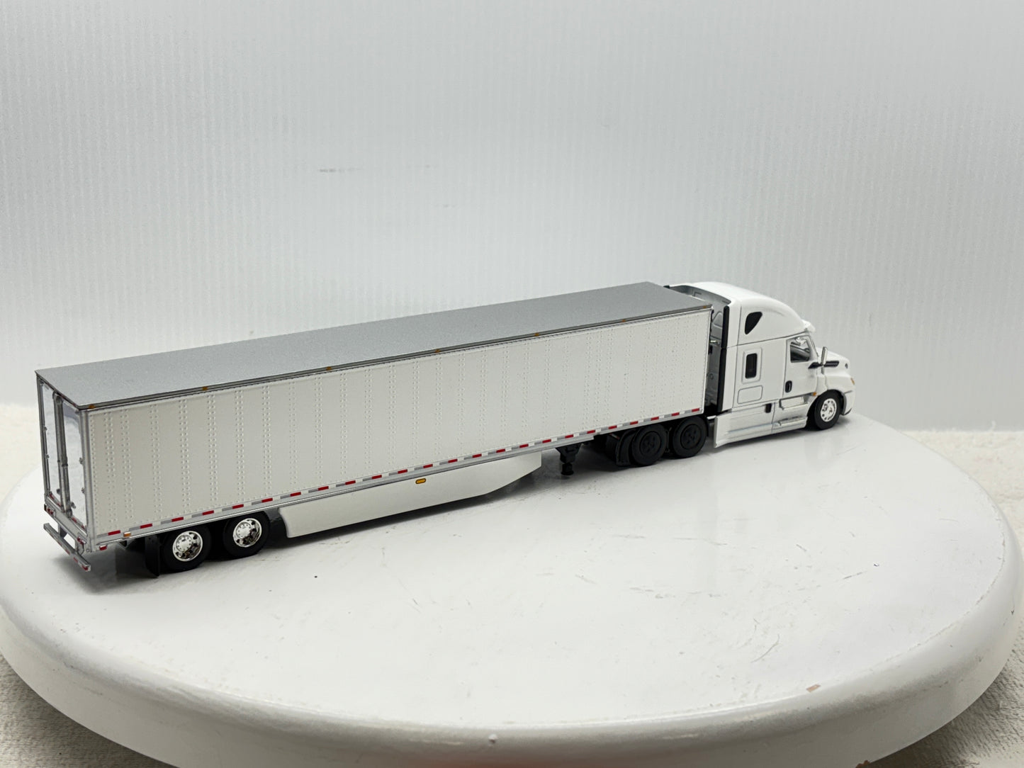 1/64 Freightliner Cascadia High Roof (White)