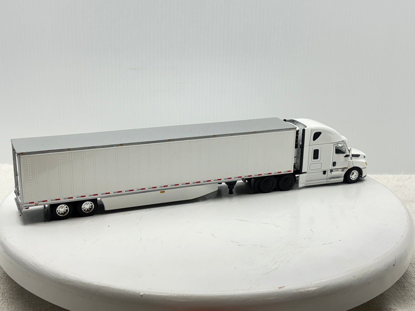 1/64 Freightliner Cascadia High Roof (White)