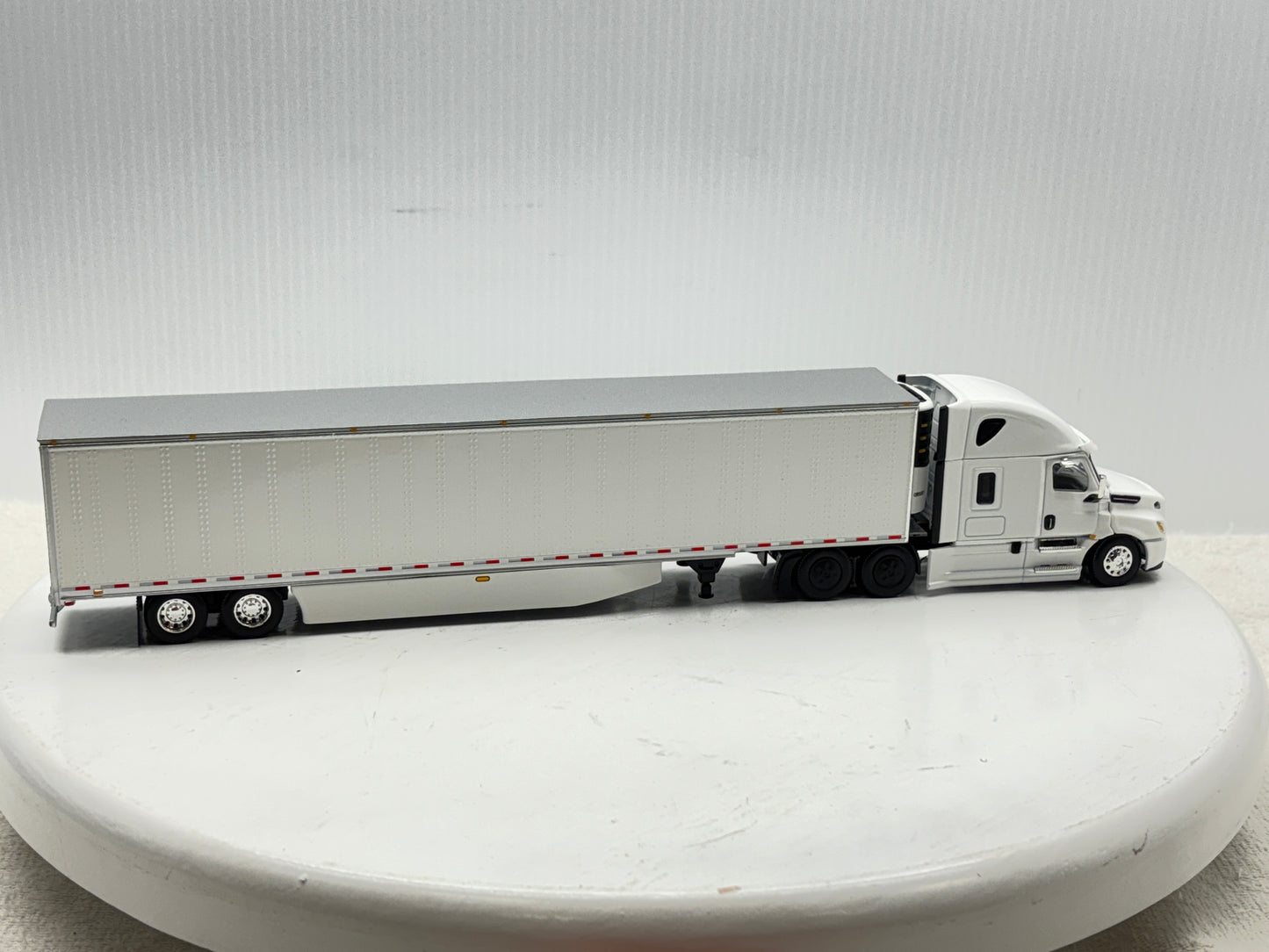1/64 Freightliner Cascadia High Roof (White)