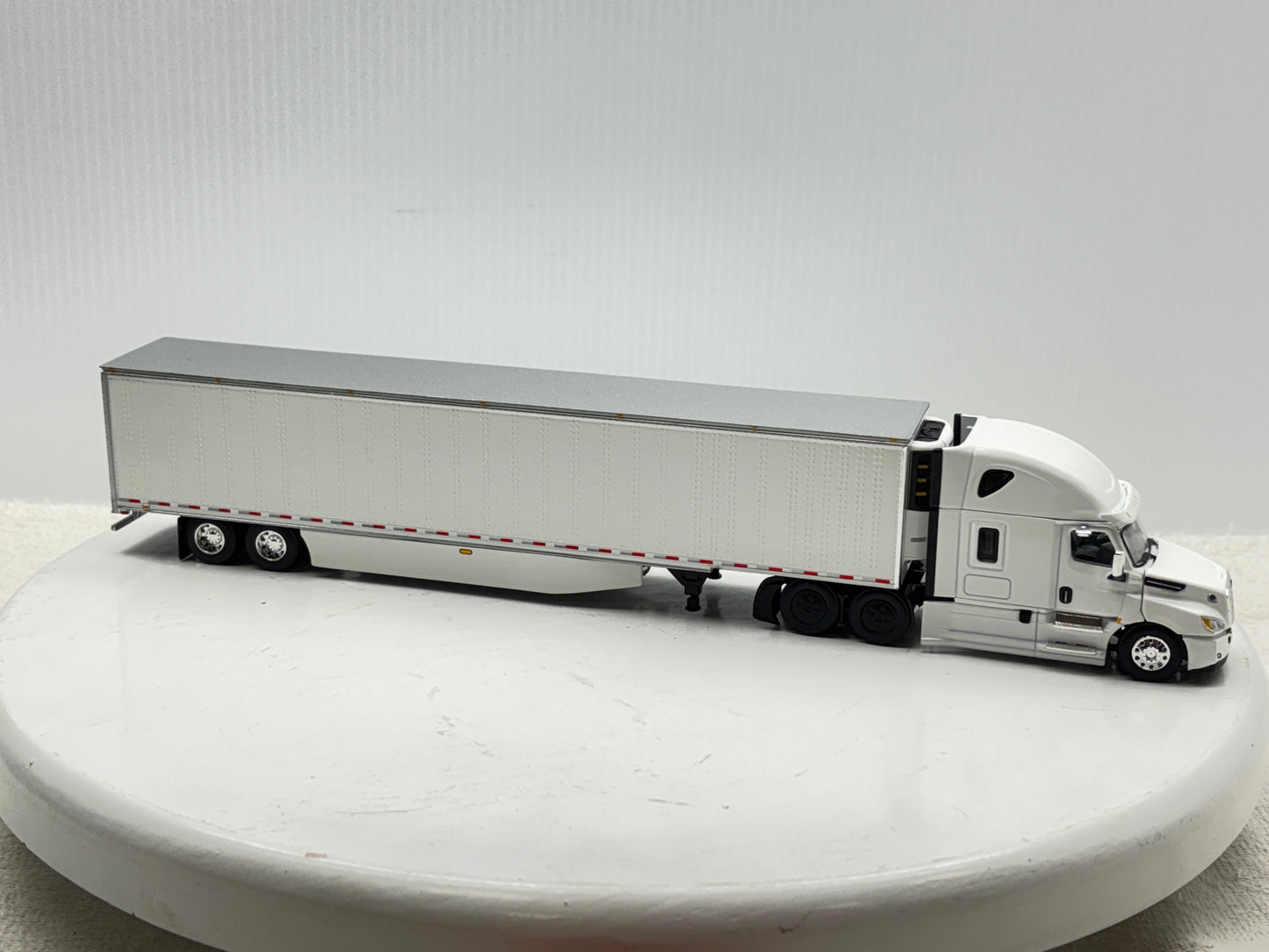 1/64 Freightliner Cascadia High Roof (White)